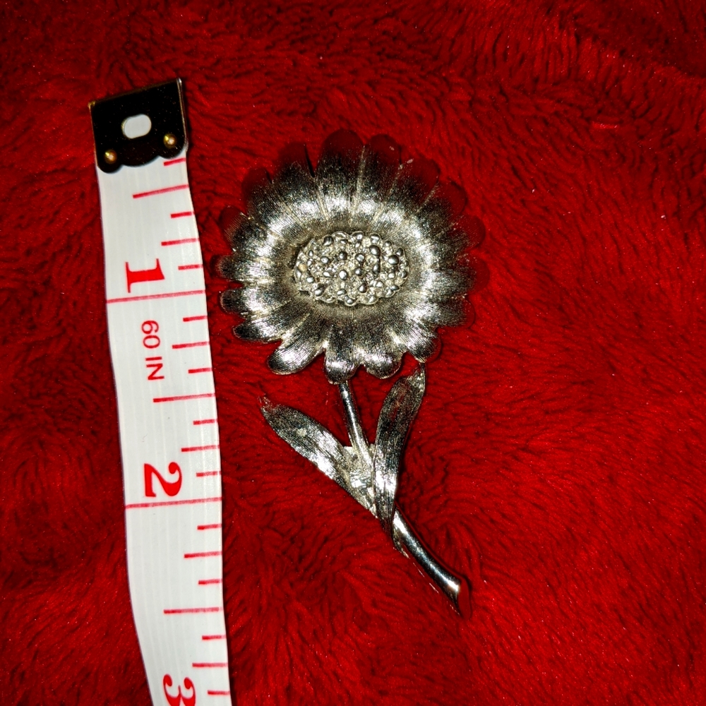 Daisy brooch